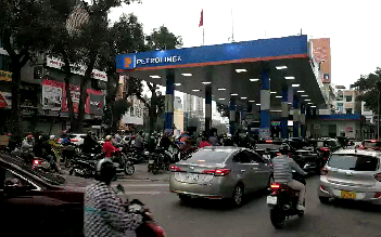 Nhân viên cây xăng ở Hà Nội: Lâu lắm mới thấy cảnh người dân đi đổ xăng đông như vậy