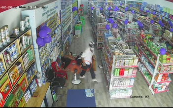 Táo tợn vào cửa hàng sữa trộm điện thoại khi nạn nhân đang ngủ trưa