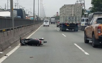 Tai nạn xe máy và người đi bộ trong làn ô tô Quốc lộ 1