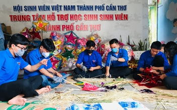 “Chơi lớn”, bất chấp mưa gió, sinh viên Cần Thơ làm 3.000 lồng đèn tặng thiếu nhi