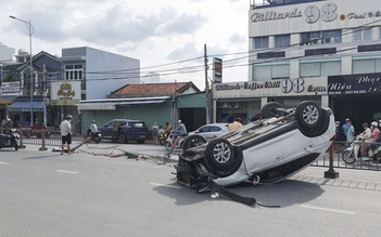 Tông dải phân cách, ô tô lật ngửa trên đường ở vùng ven TP.HCM