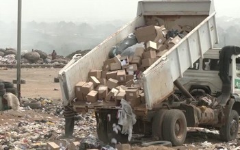 Xem xe ủi cán nát 1 triệu liều vắc xin Covid-19 quá hạn tại bãi rác Nigeria