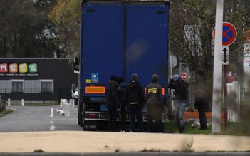 Cảnh sát Pháp bắn cảnh cáo xe chở người nhập cư