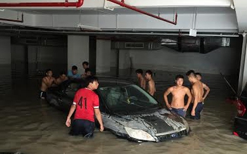 Ngập nặng vì Sài Gòn mưa to: Hàng trăm ô tô - xe máy hư hỏng, ai bồi thường?