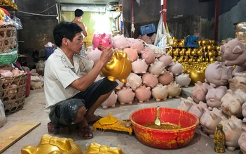 Lò heo đất chuẩn bị cho Tết Kỷ Hợi: Heo đất nung được 'trang điểm' rực rỡ