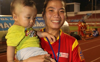 Con trai cầu thủ Kim Hồng ra sân Thống Nhất mừng mẹ Vô địch quốc gia