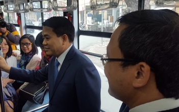 Chủ tịch Hà Nội Nguyễn Đức Chung đi xe buýt nhanh BRT cùng người dân