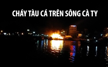 Tàu cá đang chờ ra khơi bỗng cháy ngùn ngụt trên sông Cà Ty