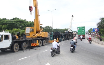 Xe container chở hàng đông lạnh lật ở cầu vượt Hòa Cầm