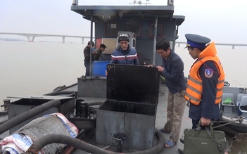 Phát hiện 25.000 lít dầu không rõ nguồn gốc trên tàu ở Hạ Long