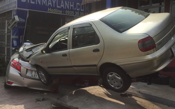 Ô tô mất lái tông vào nhà dân trên đại lộ Phạm Văn Đồng