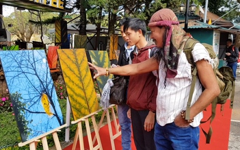 Không phải hoa, MPK triển lãm ảnh lá mai anh đào trên xe buýt cổ