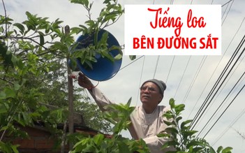 Hai người đàn ông “thổi tù và” cùng tiếng loa bên đường sắt