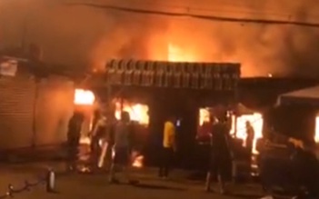 Chợ Phước Long cháy kinh hoàng, 40 quầy hàng bị thiêu rụi lúc nửa đêm