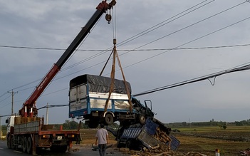 Xe tải tông xe tải, người phụ nữ trong cabin chết tại chỗ