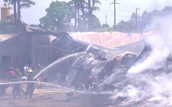 Cháy dữ dội tại Khu công nghiệp Tây Bắc Ga ở Thanh Hóa