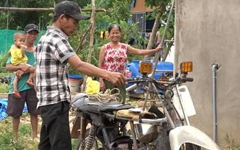 “Độc chiêu” biến xe máy cà tàng thành nguồn điện giúp dân sửa nhà sau bão