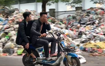 Đường phố Hà Nội ngập ngụa rác thải vì dân chặn xe vào bãi rác Nam Sơn