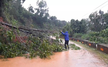 Nhiều xã ở Kon Tum bị cô lập vì mưa gió trong bão số 9