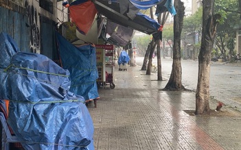 Đường phố Đà Nẵng vắng hoe, nín thở trước giờ cuồng phong bão số 13 đổ bộ