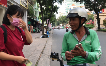 Tài xế Grab không biết chữ và cuộc sống trên vỉa hè Sài Gòn