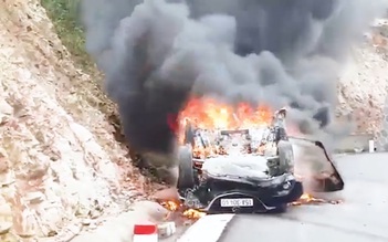 Kinh hoàng cảnh ô tô lao vào vách núi, lật ngửa rồi bốc cháy