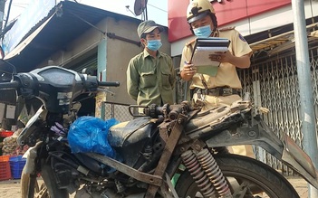 Nỗi lòng người chở hàng bên những chiếc xe cũ nát ở TP.HCM