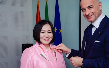 'Bà trùm thời trang Việt' Trang Lê nhận Huân chương công trạng của Ý