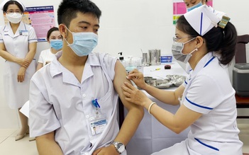 Tiêm vắc xin Covid-19 cho 250 nhân viên y tế tuyến đầu ở Cần Thơ