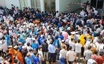 Hàng ngàn người tập trung tiêm vắc xin Covid-19 ở nhà thi đấu Phú Thọ