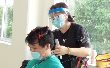 Bệnh viện Chợ Rẫy mời thợ đến cắt tóc cho nhân viên giữa dịch Covid-19