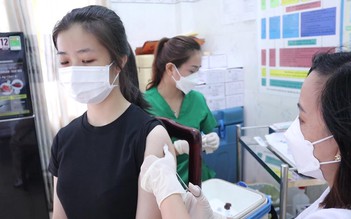 Nữ sinh Bình Phước ngày tiêm vắc xin Covid-19: “Em đang mong đi học dưới Sài Gòn”