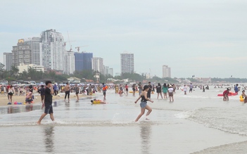 Bãi biển Vũng Tàu nhộn nhịp, nhiều người vượt ngàn km tới để nghỉ lễ
