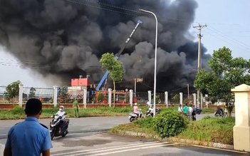 Hơn 100 cảnh sát chữa cháy xưởng đồ nhựa trong Khu công nghiệp Quang Minh