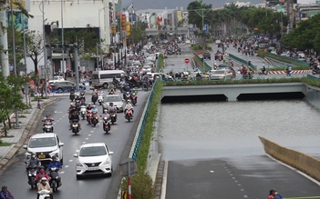 Đường phố Đà Nẵng ngổn ngang, nước lút đầu sau trận mưa lịch sử
