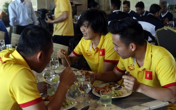 Bữa trưa ngon miệng của đội tuyển Việt Nam tại Yangon