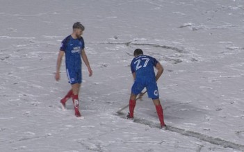 Cầu thủ tích cực dọn tuyết giúp nhân viên sân bóng