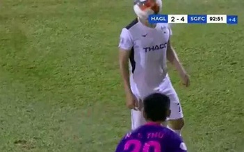 Xem kĩ tình huống Hồng Duy bị Thanh Thụ ném bóng vào mặt, trận HAGL - Sài Gòn FC