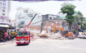 Đào móng làm sập nhà: 'Tôi vừa kéo vợ con khỏi nhà thì nhà cụ Thủ sập'