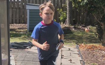 Ở nhà vì Covid-19, bé 7 tuổi chạy marathon 6 tiếng trong vườn để gây quỹ từ thiện