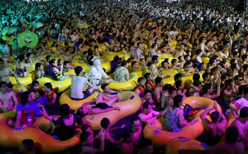 Tiệc bể bơi đông người ở Vũ Hán cho thấy 'thắng lợi chiến lược' trước Covid-19