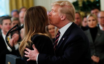 Tổng thống Trump hôn vợ, lo 'có thể không gặp lại' khi đến giới tuyến liên Triều