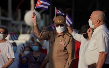 Lãnh đạo Cuba cùng 100.000 người dân xuống đường để ủng hộ cách mạng