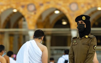 Lần đầu tiên nữ giới được giữ an ninh ở thánh địa Mecca