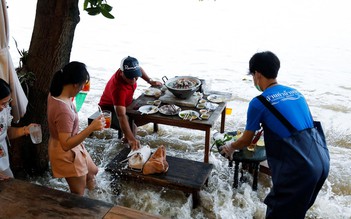 Nhà hàng nướng kì lạ, thực khách phải xắn quần đề phòng sóng đánh trôi ghế