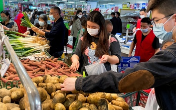 Lo bị phong tỏa như Thượng Hải, nhiều cư dân Bắc Kinh vội trữ hàng hóa sau chùm ca nhiễm Covid-19