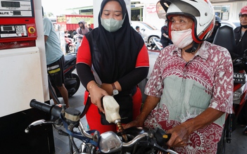 Lo vỡ quỹ trợ giá, chính phủ Indonesia tăng giá nhiên liệu
