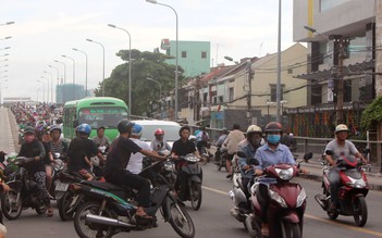 Thản nhiên vi phạm luật giao thông trên cầu chữ Y