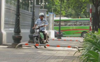 Tháo bớt barie, xe máy lại vô tư lao lên vỉa hè ở trung tâm Sài Gòn
