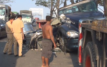 Bốn cuộn sắt khổng lồ đè bẹp cabin, tài xế may mắn thoát chết